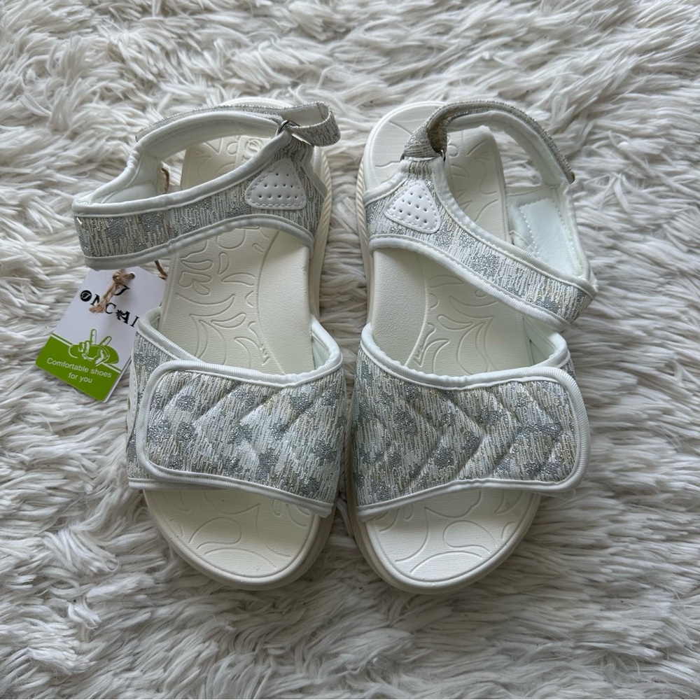 Oncai Walking Sandals Glitter White New In Box Size 7.5